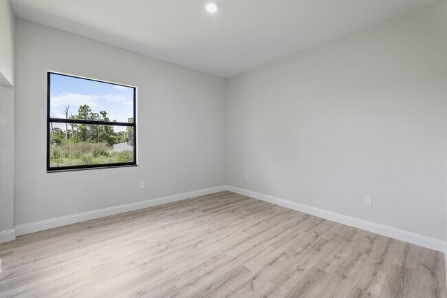 Building Photo - 556 Sherwood Ave S
