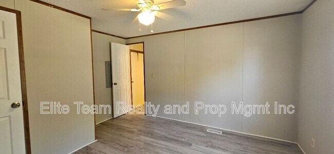 Building Photo - 2935 Cedarvale Rd