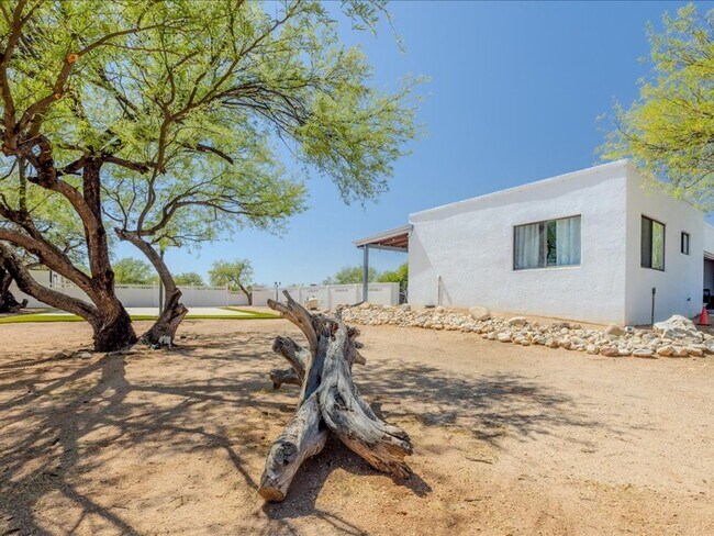 Building Photo - 1 Bedroom 1 Bathroom FULLY FURNISHED! COMM...