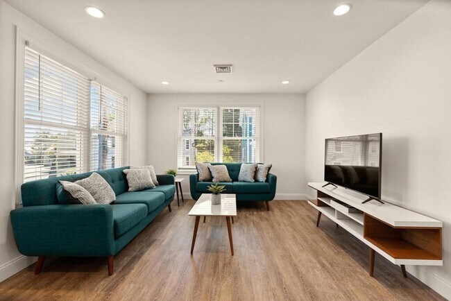 Building Photo - 149 Pleasant St