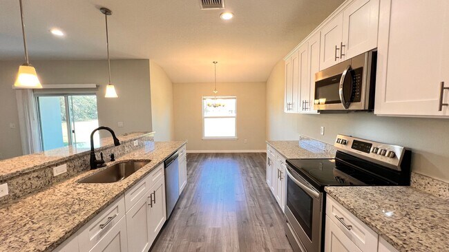 Building Photo - DISCOVER THE BEAUTIFUL 2 Bd/2Ba Duplex in Sebring!!