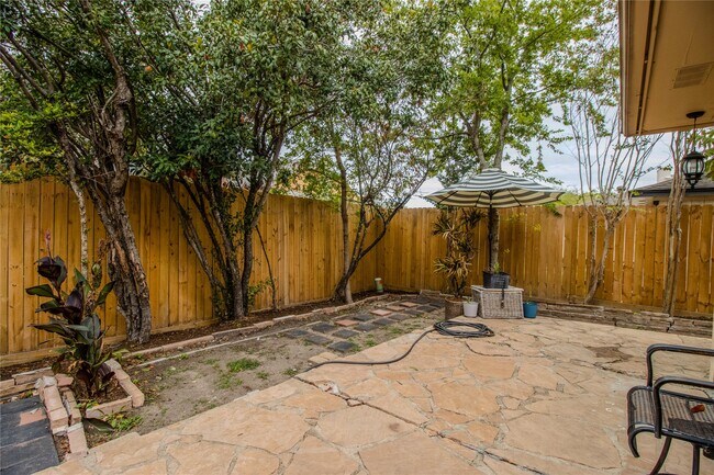 Building Photo - 1914 Hickory Lawn Dr