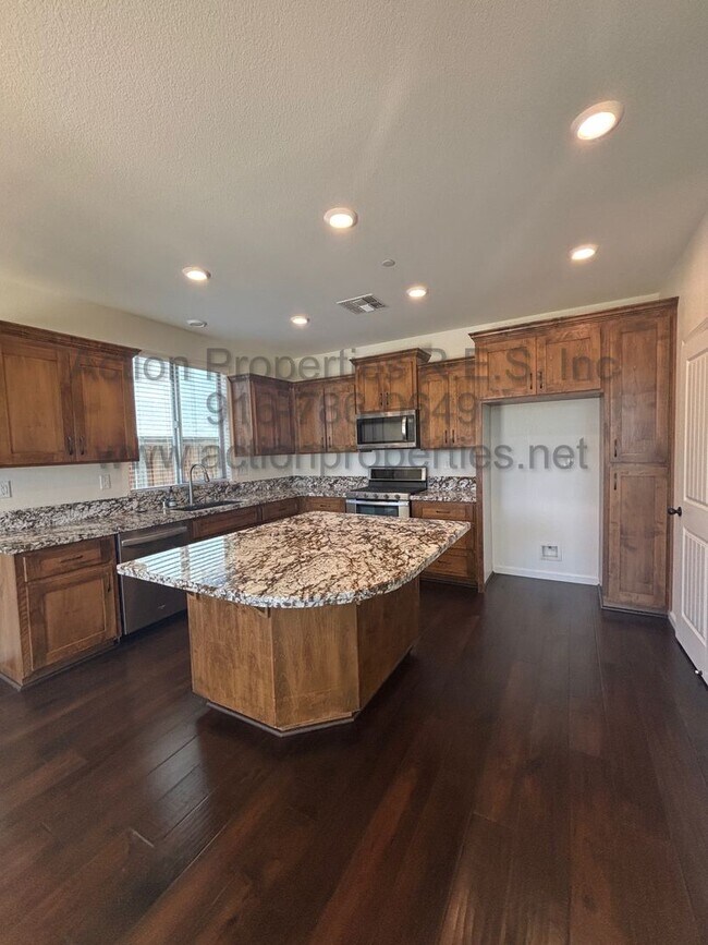 Building Photo - Solar - Whitney Ranch Newer Single Story, ...
