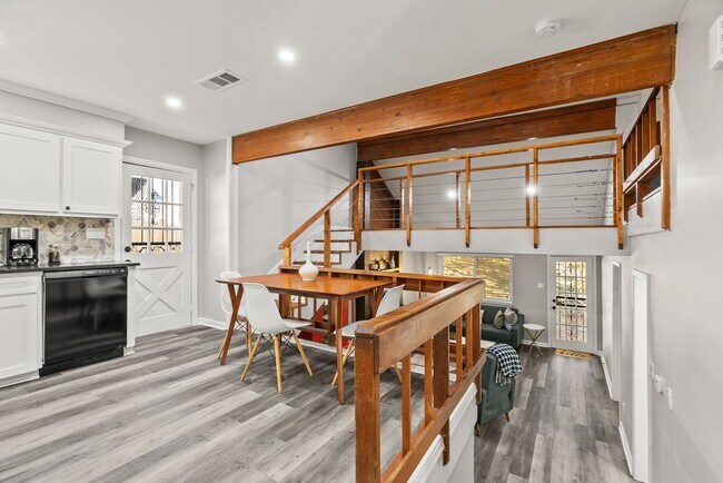 Building Photo - 2 or 3 Bedroom Renovated Mid-Town Charmer