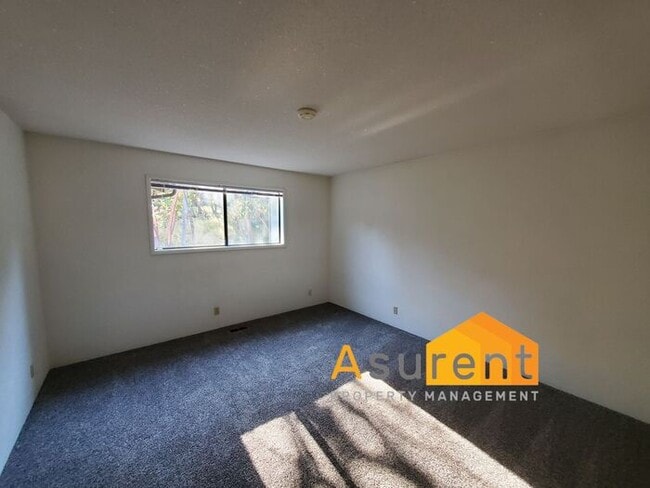 Building Photo - Amazing Property on 1.25 Acres Available in October! 3 Bed/2 Bath Plus Office Space and Shop