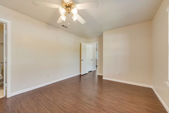 Building Photo - 208 E Denton Dr