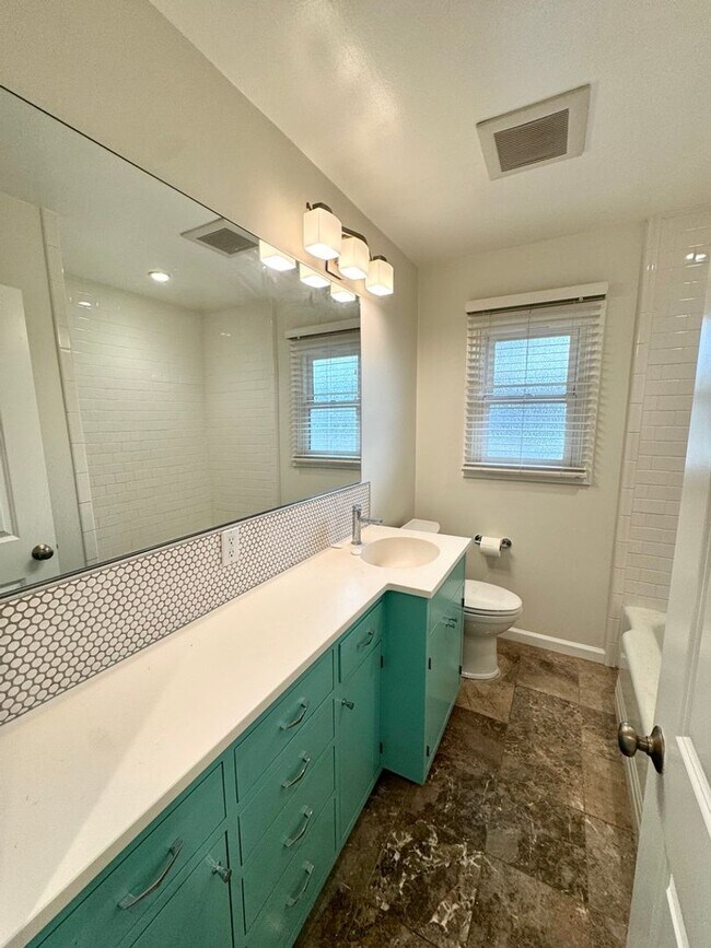 Building Photo - Fabulous 3 bedroom 1 bathroom updated home