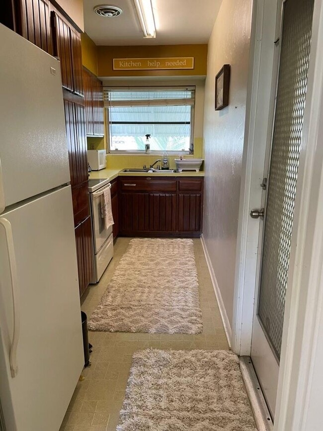 Building Photo - 101 N Lakeside Dr