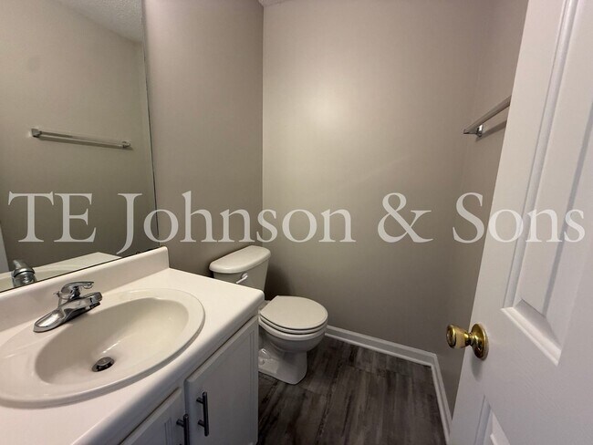 Building Photo - Spacious 4 Bedroom Home with Modern Comfor...