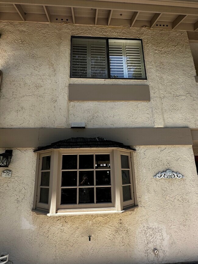 Building Photo - 778 N Valley Dr
