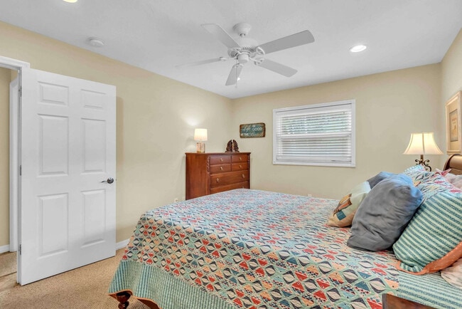 Building Photo - 2852 Gulf Gate Dr