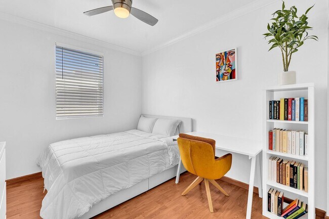 Building Photo - Fully Furnished Townhome in East Hollywood!