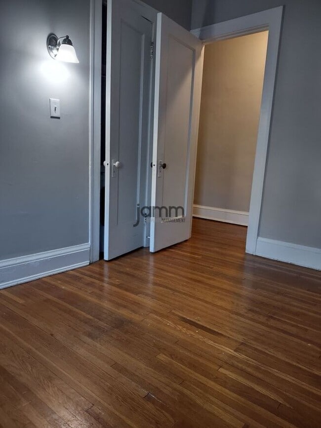 Building Photo - 2773 Hampshire-Unit 10