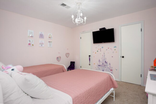 Building Photo - 706 Yale Ln