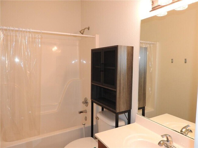 Building Photo - 3804 SW Kestrel Dr