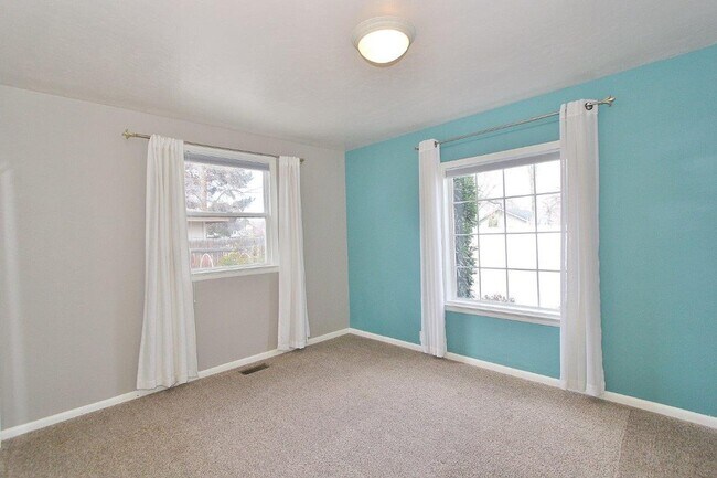 Building Photo - Charming Single-Level Cottage Style Home