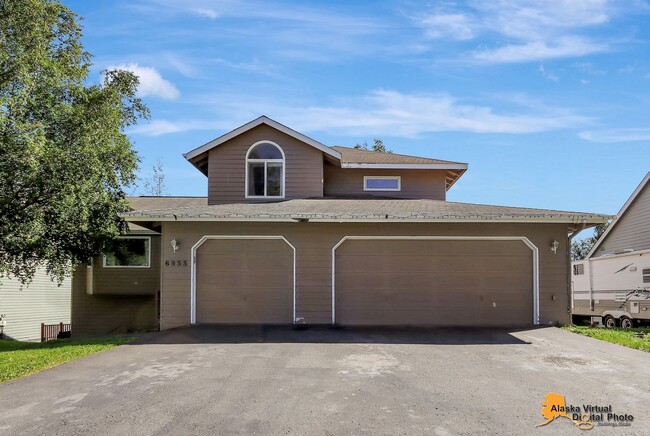 Building Photo - Spacious Home With a Hot Tub Next to Kinca...