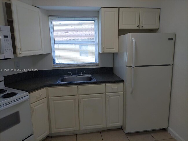 Building Photo - 978 SW 10th Dr