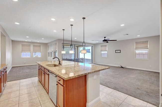 Building Photo - 4 bedroom home with 2 primary bedrooms! On...