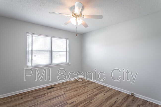 Building Photo - 8140 Holly Crest Dr