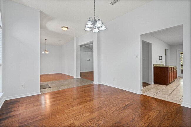 Building Photo - Spacious 4-bedroom Retreat