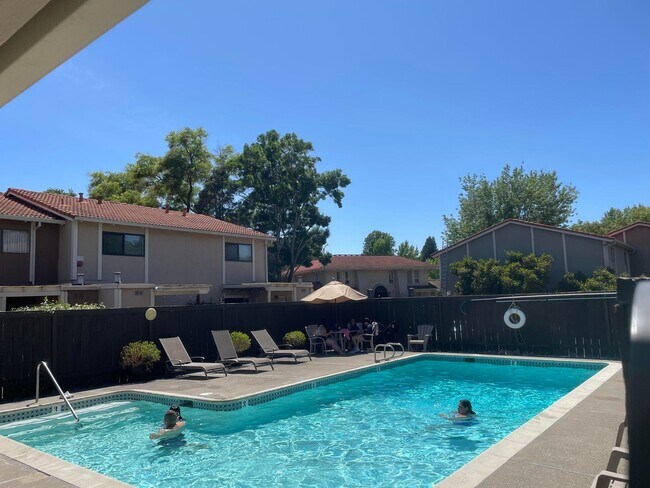 Building Photo - 2 Bedroom 1.5 bath Townhome!
