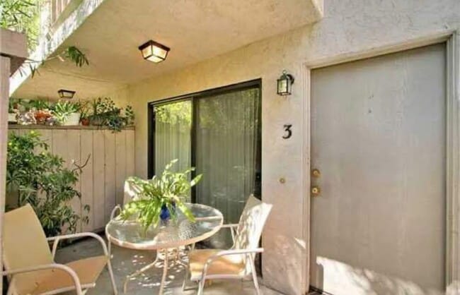 Building Photo - MUST SEE!! Stunning Two Bedroom Three Bath...