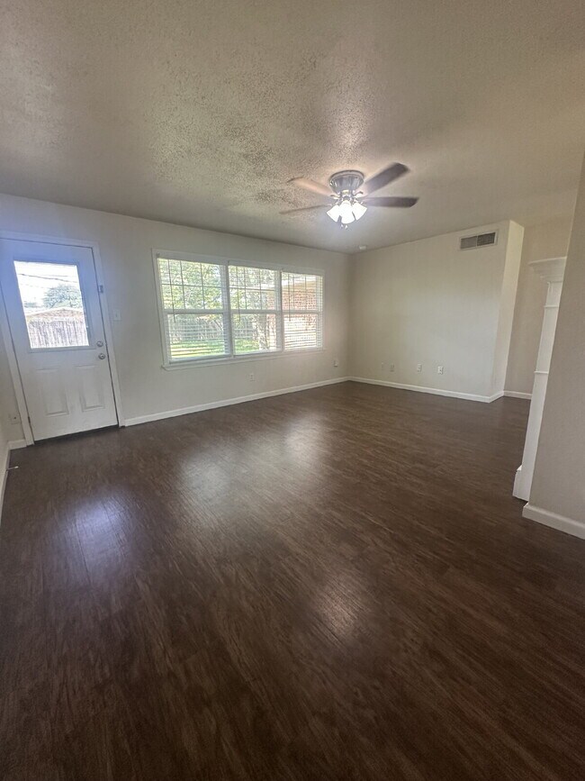Building Photo - Pre-Leasing for Summer/Fall 2025!