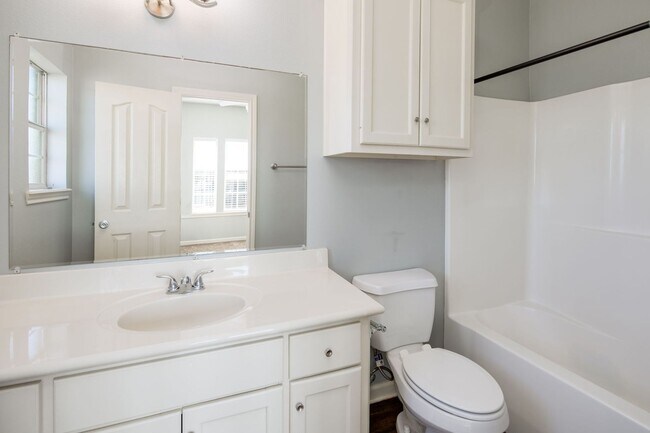 Building Photo - IMMEDIATE MOVE IN!!!  3 bedroom 3 Bathroom Duplex Next Door to Blinn!