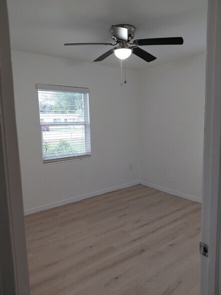 Building Photo - 1003 39th Ave W