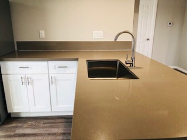 Building Photo - 6823 Amherst St