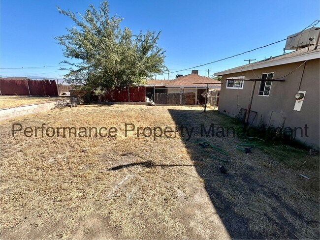 Building Photo - Charming 3 Bed/1 Bath House w/ RBP & Secur...