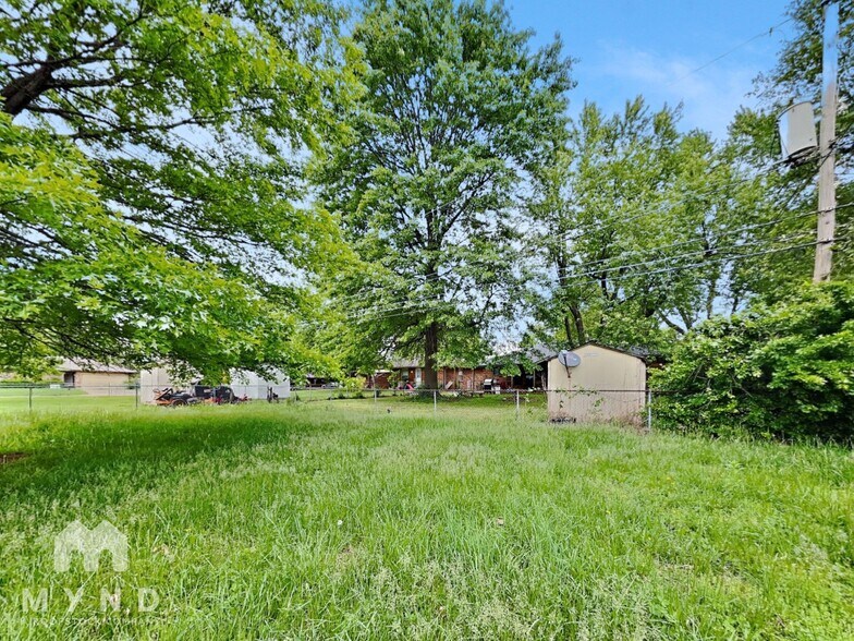 Building Photo - 1155 W Lindberg St
