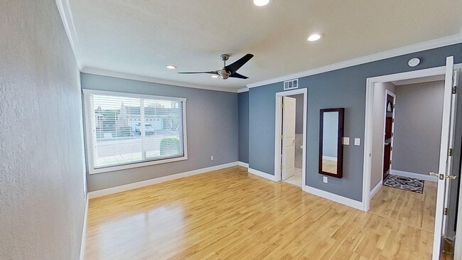 Building Photo - 5517 Thelma Ave