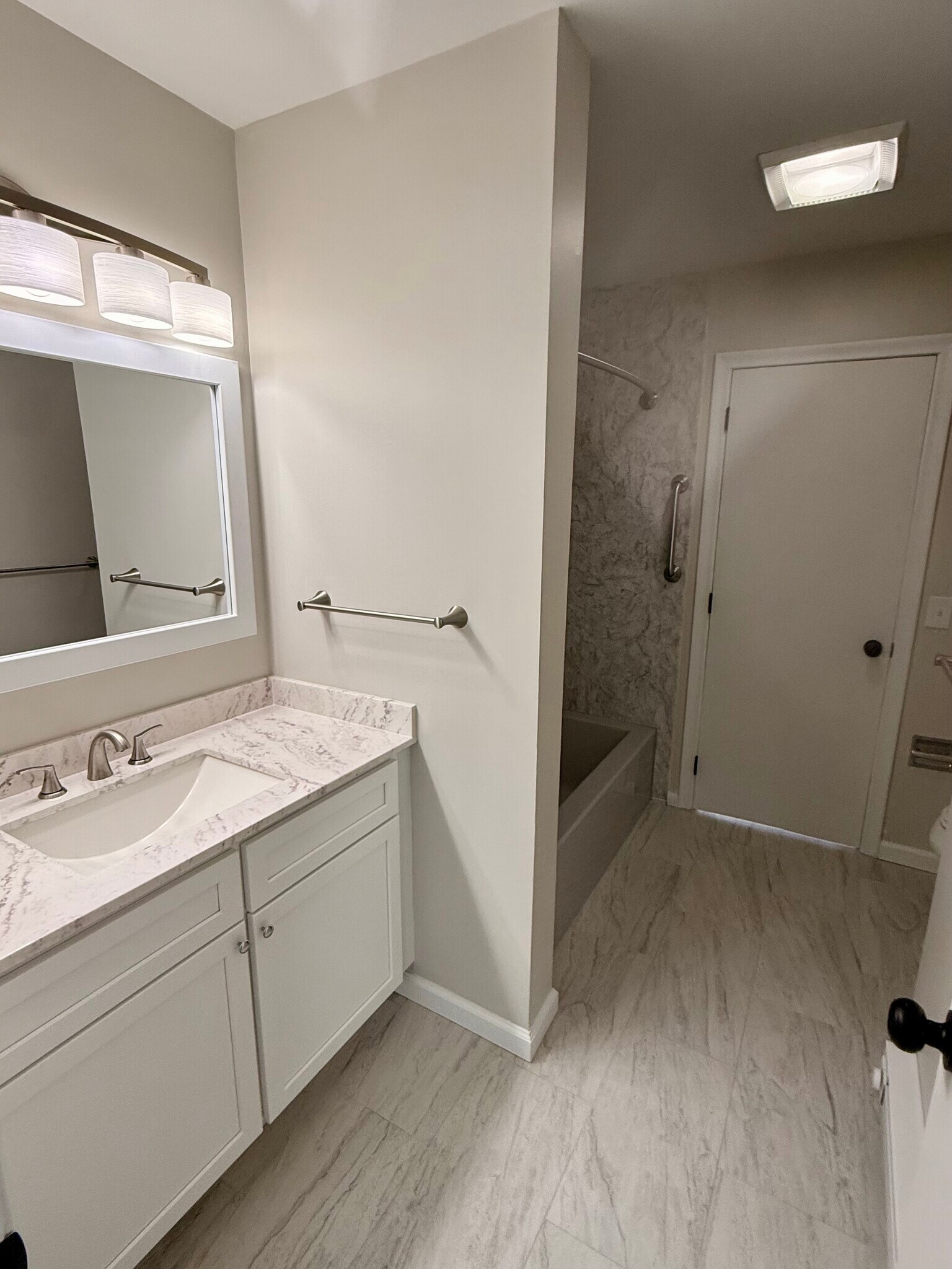 Building Photo - 135 Village Square Dr