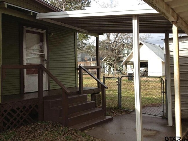 Building Photo - 632 Nacogdoches St