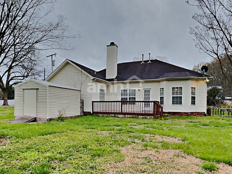 Building Photo - 19504 Tryon St