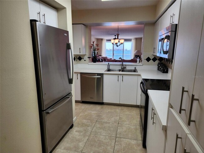 Building Photo - 6105 Bahia Del Mar Cir N