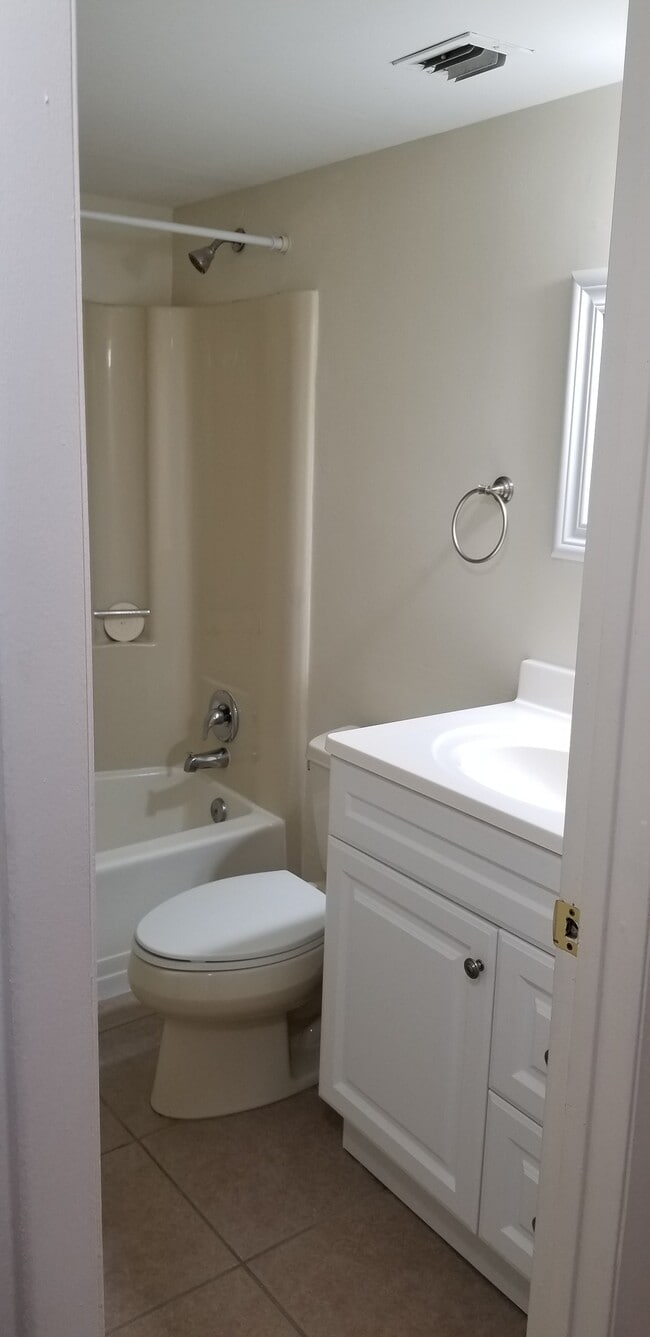 guest bathroom - 6272 Chasewood Dr