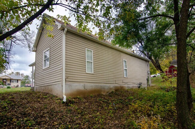 Building Photo - 2 Bed 1 Bath House