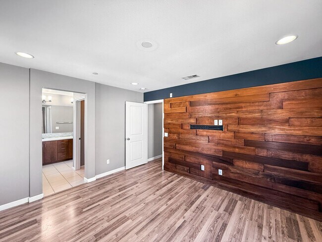 Building Photo - Beautiful 3B/3.5BA Townhouse in Carlsbad w...