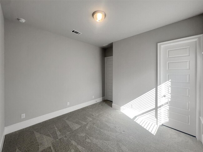 Building Photo - 16807 Hemlock Grove Dr