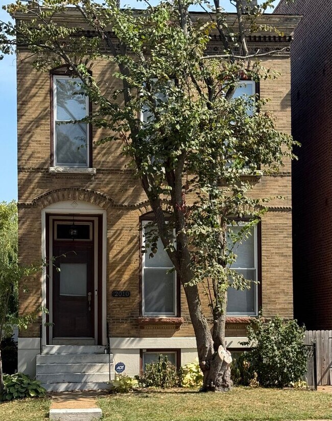 Building Photo - Fox Park 3 Bedroom, 2 1/2 Bath Updated His...