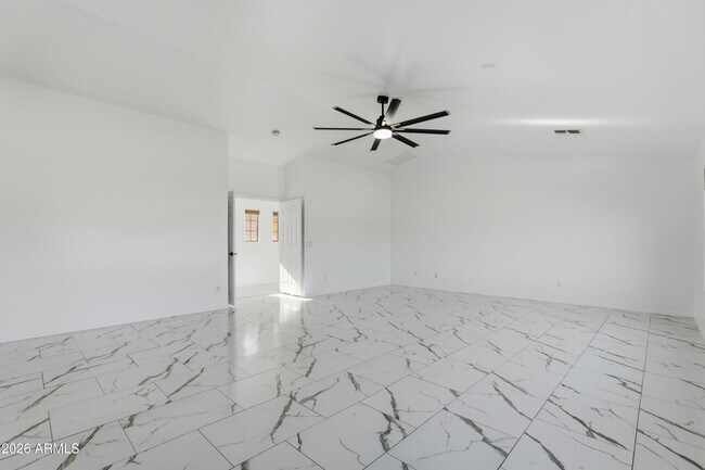 Building Photo - 14162 W Woodbridge Ave