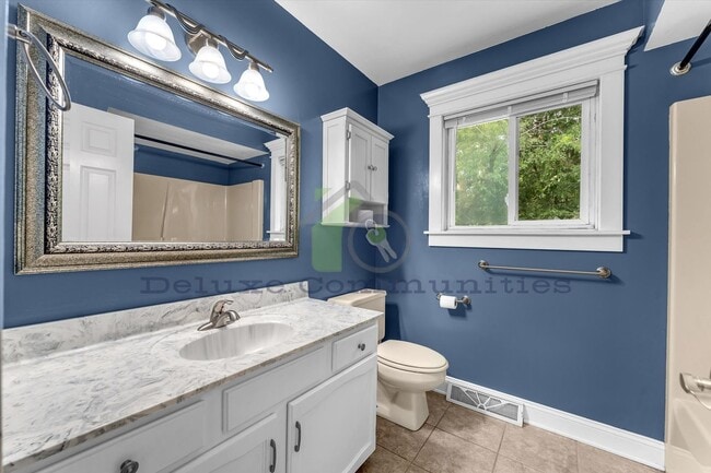 Building Photo - Beautiful Spacious 4 Bedroom Kentwood Home