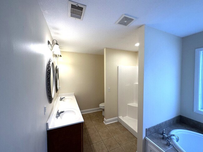 Building Photo - 789 Spence Dr