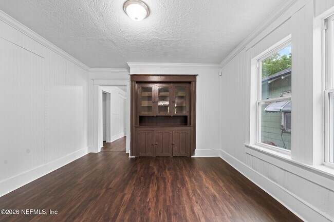 Building Photo - 1052 E 10th St