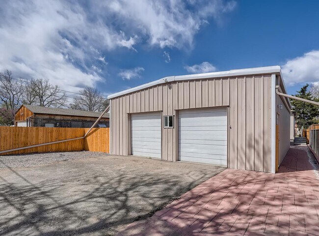 Building Photo - Newly remodeled basement apartment close t...