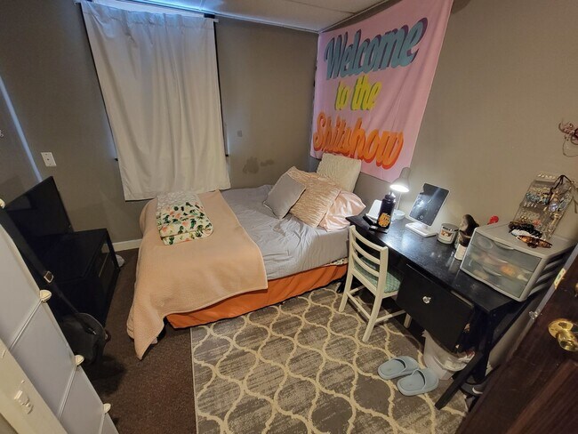 Building Photo - AVAILABLE JUNE - 6 Bed, 2 Bath Home Close to Campus!