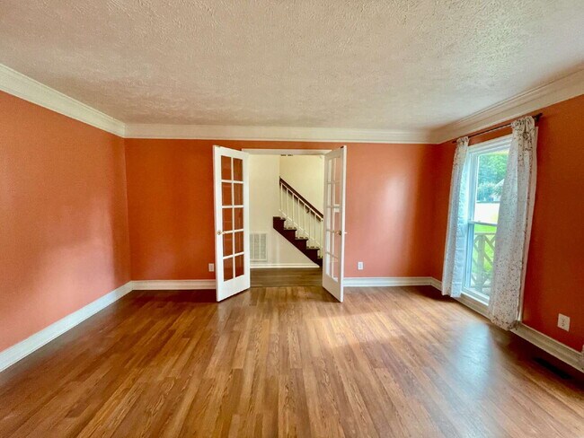 Building Photo - Spacious 6-Bedroom Gem In Fayetteville!